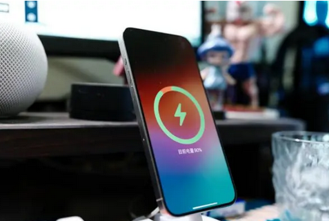 兴庆苹果15换屏服务分享用什么充电器给iPhone15充电更好 